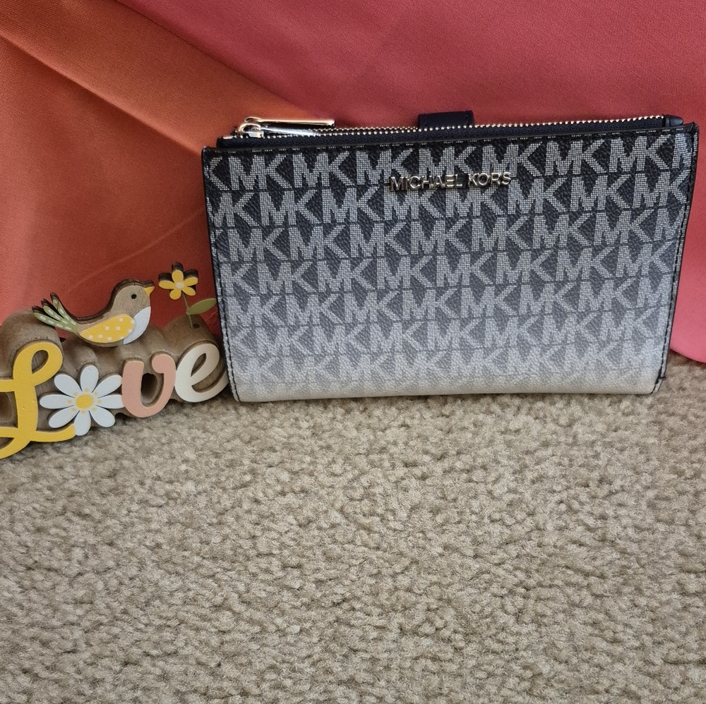 GREAT CONDITION...Michael Kors Gray/Black Signature Tote with Matching Wristlet - Picture 12 of 16